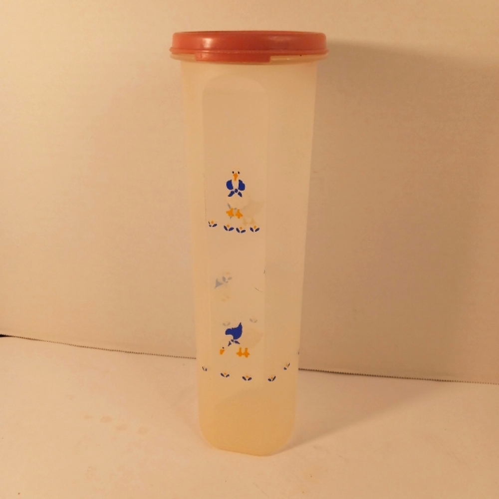 Vintage Tupperware spaghetti keeper with lid